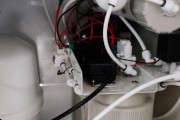 家用饮水机漏水原因及处理方法（家用饮水机漏水的危害及解决技巧）