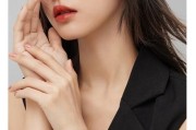 金手镯与智能手环搭配技巧是什么？