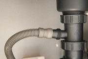 洗碗机底排水清洗方法（轻松清洗洗碗机底部）