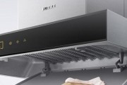 如何利用锅盖清洗油烟机（简单易行的清洁方法）