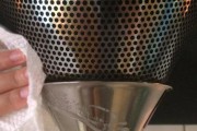 以牙膏和盐清洗油烟机（简单易行的清洁方法）