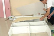 电脑桌背板如何正确安装？放置时有哪些注意事项？