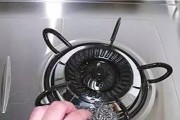 轻松清洁油腻的油烟机（解决繁琐清洗难题）