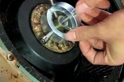 解决油烟机螺丝扭不下来的问题（探索有效方法）
