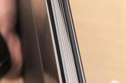 折叠屏中间透光问题的原因是什么？