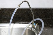 解决净水器出水管不畅通的方法（有效清洁与维护）