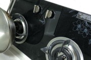 燃气灶玻璃面板清洗方法？如何快速去除顽固污渍？