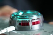 红魔散热器5安装步骤是什么？