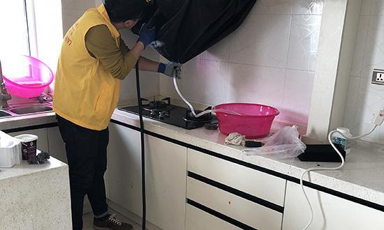 用油烟机清洗家具灰尘的小窍门（轻松清洁家具灰尘）