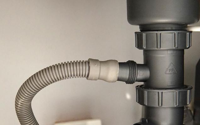洗碗机底排水清洗方法（轻松清洗洗碗机底部）