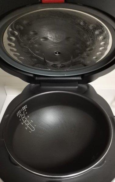 电饭煲热的正确操作方法（让你的美食更加美味可口）