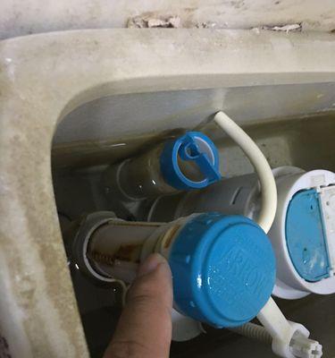 马桶水箱持续流水的三种情况及解决办法（怎样修复持续流水的马桶水箱问题）