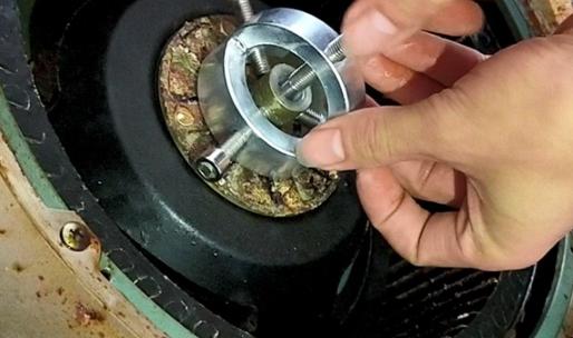 解决油烟机螺丝扭不下来的问题（探索有效方法）