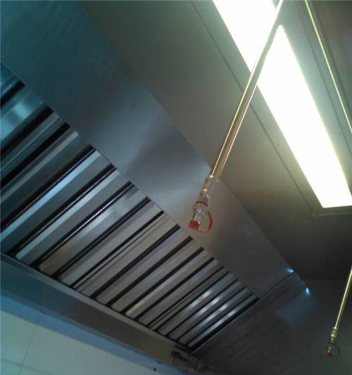 小饭店油烟机烟罩的清洗方法（解决小饭店油烟机烟罩清洗难题的实用技巧）