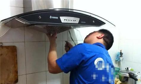 厨房油烟机清洗技巧（打造清新厨房环境的小妙招）