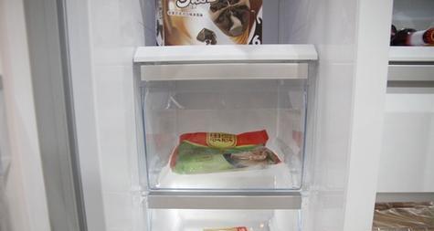 冰箱冰冻区异味的处理方法（清除冰箱异味）