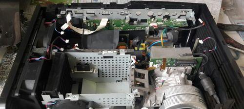 解决投影仪开机电源灯亮问题的方法（投影仪电源灯常亮原因及解决办法）