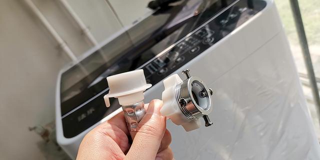 洗衣机桶里有水怎么修（快速解决洗衣机桶内积水问题的方法及步骤）