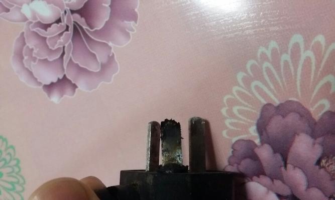 台式电脑冒烟的声音是由什么引起的？