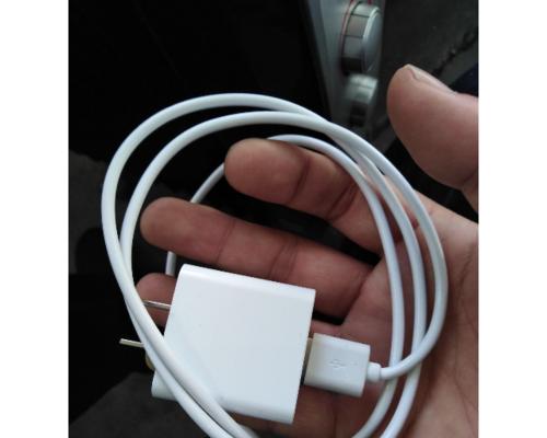 如何正确放置路上的充电器线？