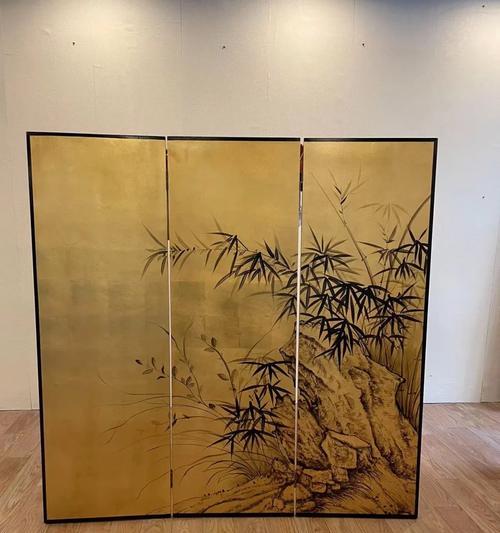 相机镜头旁的挂画有何特殊含义？