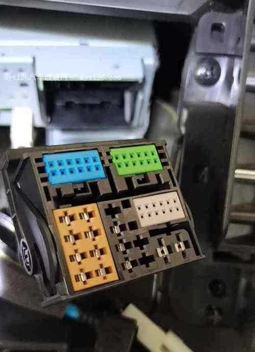 汽车后备箱低音炮拆卸方法是什么？是否容易操作？