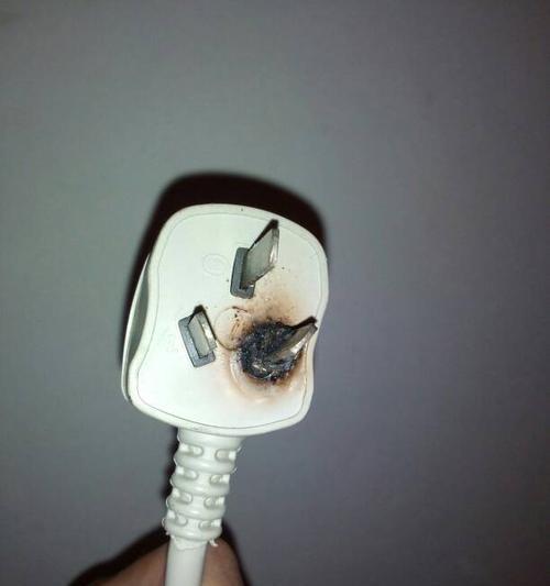 充电器沾水变黑如何处理？还能继续使用吗？